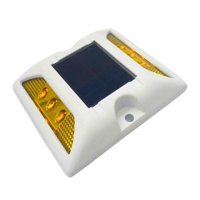 China 125 * 110 * 25mm Solarstraßenreflectoren Straßenmarker Solar Katzen-Auge zu verkaufen