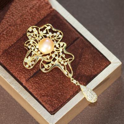 China Retro Temperament Brass Irregular Hollow Pattern Brooch Natural Pearl Female Pin for sale