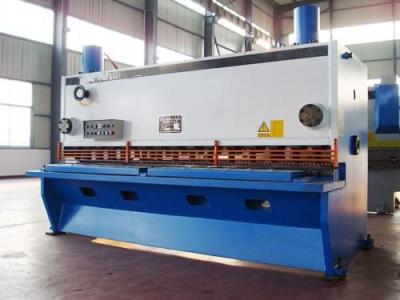 China Máquinas de corte hidráulicas do CNC, máquina de corte Q235 do metal 25 x 4000 milímetros à venda