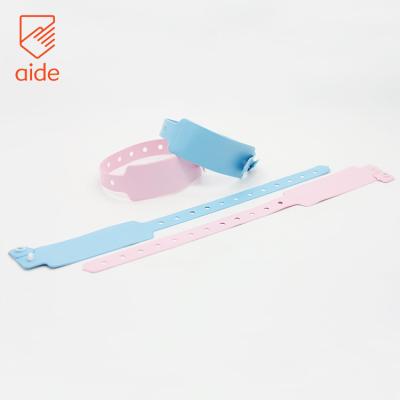 China Waterproof/Waterproof 125khz RFID Programmable Tamper Proof Vinyl Active Wristband Rounded Technology Hotel Pool For Event for sale