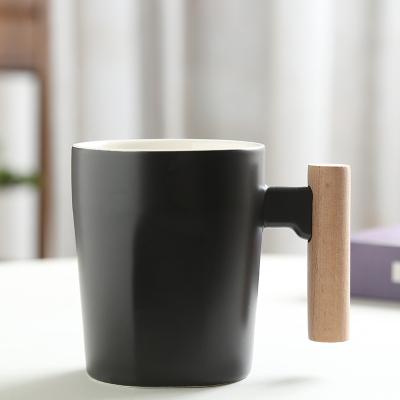 China OEM Wholesale Price Viable Chinese Large Ceramic Mug Customized Chipped Portable Ceramic Mug With Porcelain Cover for sale