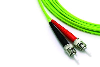 China Cordones de remiendo con varios modos de funcionamiento a dos caras de la fibra óptica de OM5 OFNR LC al cable del remiendo de la fibra del ST en venta