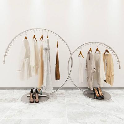 China Eco - Friendly Customizable Floor - Standing Arc - Shaped Clothing Rack Metal Display Rack for sale