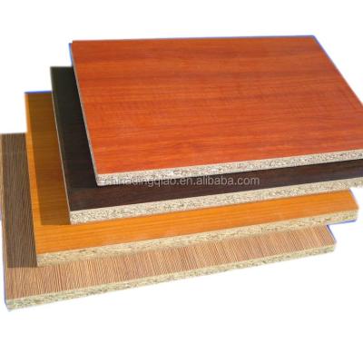 China Hot Sale 18mm Furniture Grade Particle Board / Moisture Proof Melamine Laminated Chipboard for sale