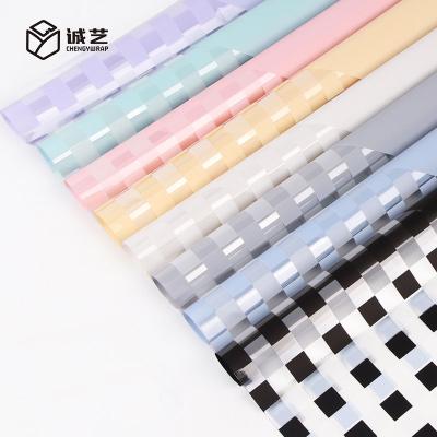 China New Arrival Waterproof Grid Flower Wrapping Paper Transparent Waterproof Florist Film Packaging Paper for sale