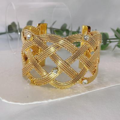 China UAE MAIN FASHION Middle East fashion punk wide lace bracelet zircon inlaid girl's gold bangle for sale