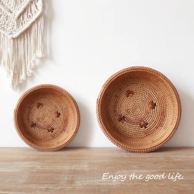 China Handcraft Round Woven Rattan Snack Woven Bamboo Bandeja Redonda Wicker Tray Rattan Food Storage Basket Serving Tray for sale