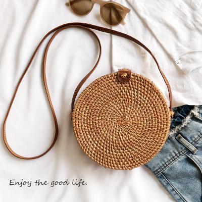 China Multifunctional Rattan Beach Round Woven Fashion Cross - Body Vintage Handmade Women Shoulder Messenger Bag for sale