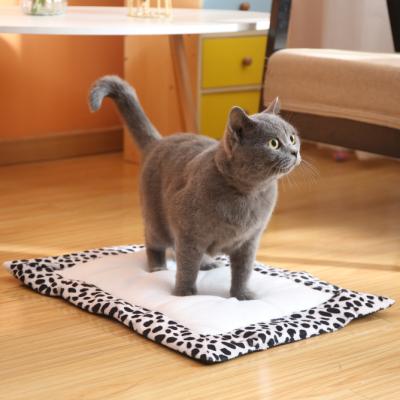 China Pawise Durable Anti-Slip Comfortable Self Heating Puppy Mat Pad Durable Comfortable Mattress Pet Heating Pad for Dogs Cats for sale