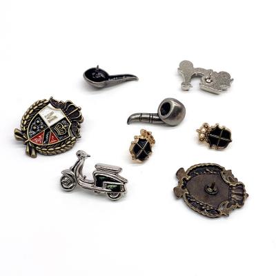 China 3D Factory Zinc Alloy Metal Customized Vintage Pipe Shape Costume Gift Antique Silver Pin Badge for sale