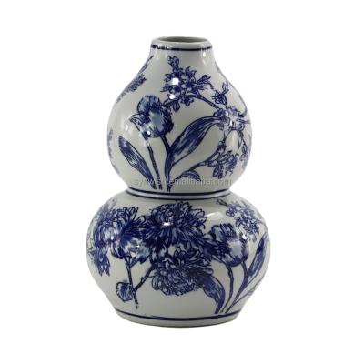 China Custom Handcrafted Chinese Traditional Home Decorative Ceramic Ginger White and Blue Bulk Porcelain Jars for sale