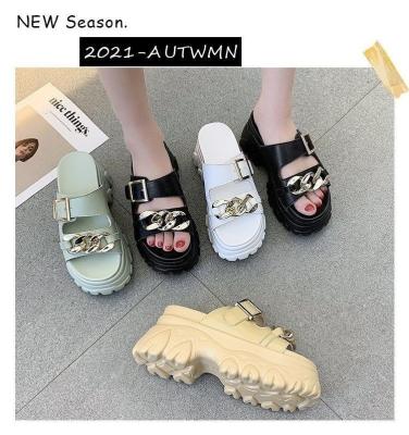 China Light Weight 2023 new thick women's sandals casual large size slipper women PU sandals chain on the women's slippers for sale