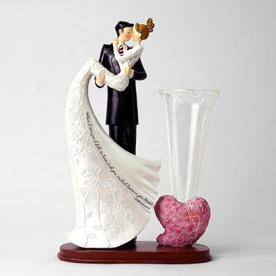 China Modern Sculpture Vase Resin Art Europe Couples Romantic Ornament Desk Decoration For Wedding Gifts Valentine's Day Statue Falk Crafts for sale