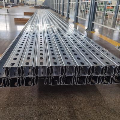 China 1.5mm-2.5mm espessura aço galvanizado C Strut canais máquina de formação de rolos com furos perfurados à venda