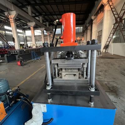 China 15 m/min Máquina de moldagem de rolos de cortina de porta de metal galvanizado com costelas à venda