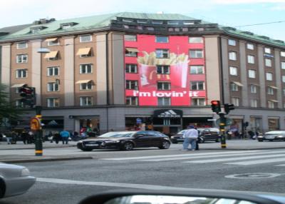 China Brillo al aire libre del liendre de la pantalla 8000 de la cortina de la malla del LED para las fachadas del centro comercial en venta