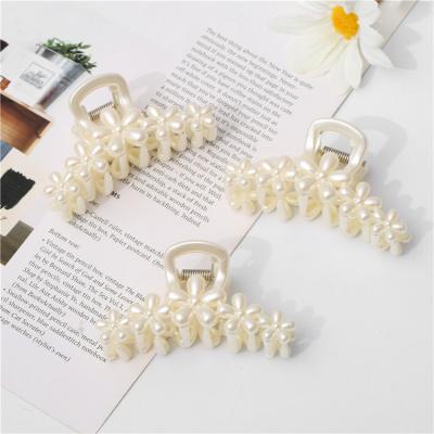 China Fashionable white plastic sensitive jewelry ladies wholesale flower hairpin flower claw hair accessories Korean version for sale