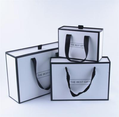 China Color Recyclable Luxurious Custom Shopping Gift Box Paper Bag With Rope Handle for sale