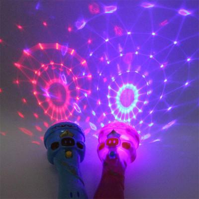 China Custom Kids Spielzeug LED Licht Blinkende Projektion Drahtloses Mikrofon Fackel Form Junge Mädchen niedliches Leuchtturm zu verkaufen