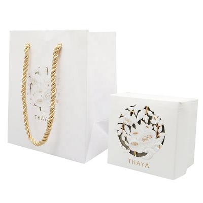 China Handmade White Stock Printed Jewelry Shopping Paper Bags for sale