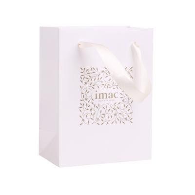 China Handmade pink and white paper clothes bag with logo gold hot stamping and handles white paper bag for sale