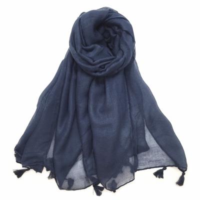 China Islamic shawl women hijabs soft touch feeling 2021 selling ladie's tassels warm simple squishy solid main wrap big wrap tassels design soft scarves for sale