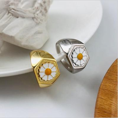 China 2021 fashion casual/sporty jewelry for women S925 sterling silver daisy form adjustable waterproof gold chunky rings for sale