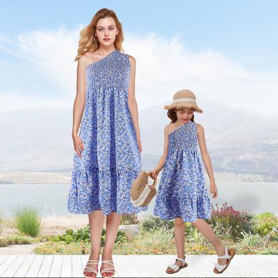 China Elegant Women's Mother And Daughter Large Floral Blue Swing Shoulder Length Mother And Daughter Creative Holiday Anti-Shrink Dress for sale