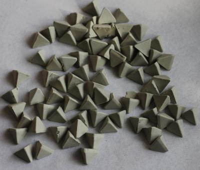 China Triangle shape Ceramic polishing media , good deburring performance finishing abrasives for sale