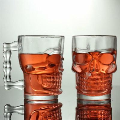 China Custom Beverage 500ml 600ml Transparent Skull Shaped Glass Mug With Handle for sale