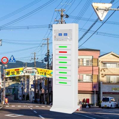 Chine La publicité verticale de Signage de Digital de couleur blanche et chargent rapidement la technologie à vendre