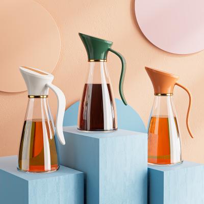 China Automatic Opening Olive Oil Dispenser Bottle Household Oil Jar Kitchen Oil Storage Tank Vinegar Closing Glass Oil Bottle for sale