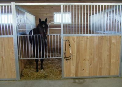 China Los paneles portátiles al aire libre de la parada del caballo de la granja, puertas del establo del caballo de la altura de 2200m m en venta