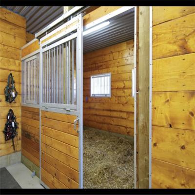 Chine Boîte stable de cheval exhalée par côté modulaire de kit de stalle de cheval avec la porte coulissante de longue vie à vendre