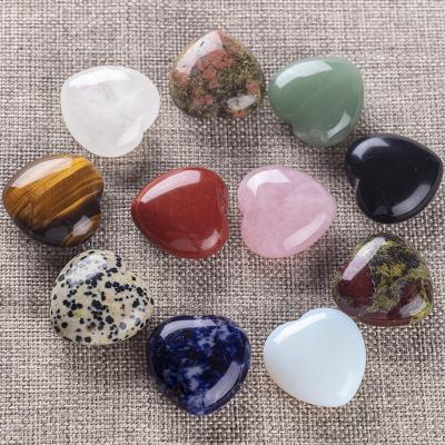 China Natural Colored China Aventurine Quartz Heart Love Shaped Stone Crystal Gemstone Healing Chakra Reiki Stone for Home Decoration for sale