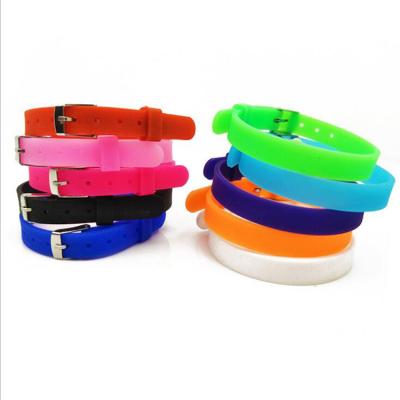 China Popule Design Thin and Long Soft Wristbands Wristband Silicone Wristband Silicone Customizable Letters for sale