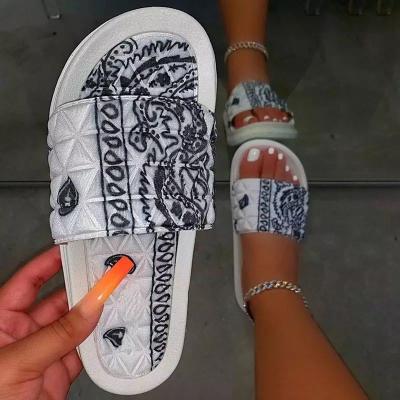 China CUSHIONING Hot 2021 New Style Ladies Slippers Bandana Slides Paisley Sandals Bandana Beach Slides Wholesales Fashion Designs Slippers for sale