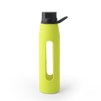 China Portable Unbreakable Purity 570ml Viable Displacement Glass Water Bottle With Silicone Sleeve for sale