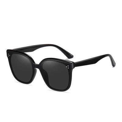 China Sunglasses fashion sunglasses sell 2022 new fashion PC sun glass black oversized wholesale shades women and men for sale