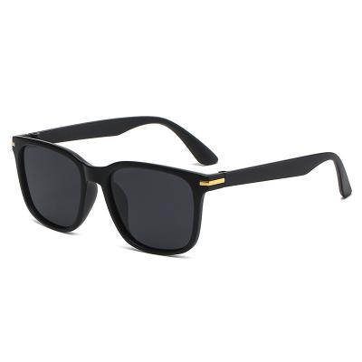 China Vintage Anti-UV Wholesale Single Logo Black Polarized Sunglasses Custom Classic 2022 PC Frame Sun Glass for sale