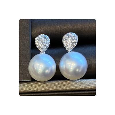 China 1 Carat Luxury Vintage South Sea Diamond 13mm Natural Australian White Pearl 18k White Gold Stud Earrings for sale