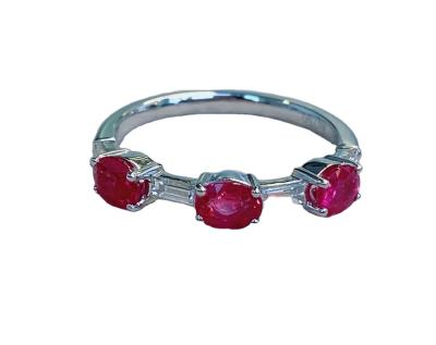 China Fashionable Casual / Sporty Style 1.085 Carat Red Inlaid Diamond Jewelry Luxury 18K White Gold Ring for sale