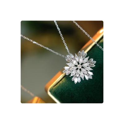 China New FASHIONABLE Luxury Jewelry Inlaid With 0.7 Carat Diamond Snowflake 18k White Gold Classic Necklaces for sale