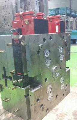 China KL YUDO Hot Runner Injection Mould PE With LKM HASCO DME Mould Base for sale