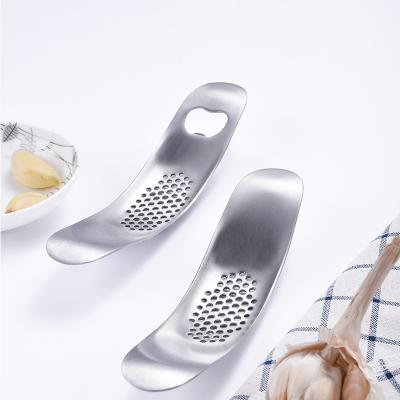 China High Quality Viable Manual Kitchen Tools Garlic Press Stainless Steel Garlic Press Crusher for sale