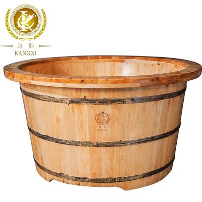 China Cedar Wooden Bathtub Factory New Eco-friendly Material Chinese Style Royal Bathroom Bathtub for sale