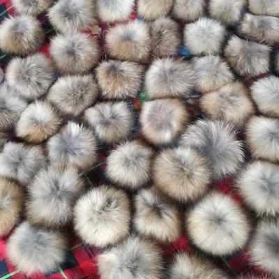 China Wholesale 15cm Diameter Real Upholstery Raccoon Fur Ball DIY Accessories Large Auto Natural Black Color Tips For Women Knit Beanie Hats for sale