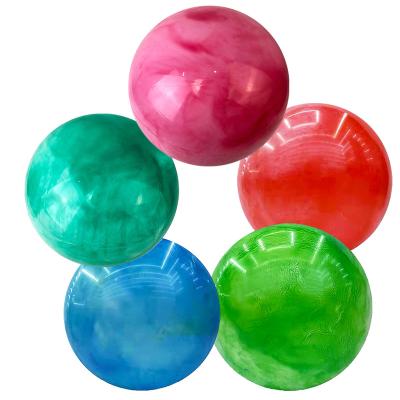 China Custom Logo Cloudy Beach Ball Inflatable Gym Pilates Gym Toy Yexi Anti Burst Rainbow Yoga Ball PVC Exercise Ball AQ8M807 Te koop