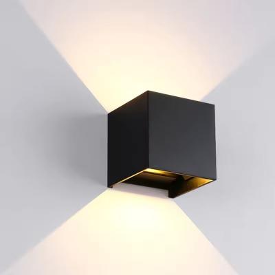 Chine Lumière murale LED étanche à l'eau en extérieur en aluminium extérieur moderne Cube Garden Light à vendre