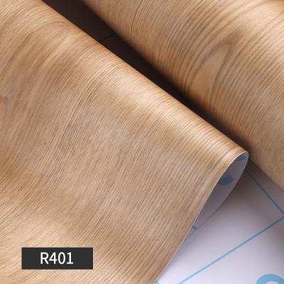 China Papel de contacto de grano de madera de roble de madera de PVC película autoadhesiva para el gabinete de cocina decoración de muebles para el hogar papel de pared de madera en venta